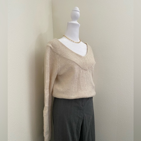 H&M Tan V-neck Sweater - Picture 3 of 13